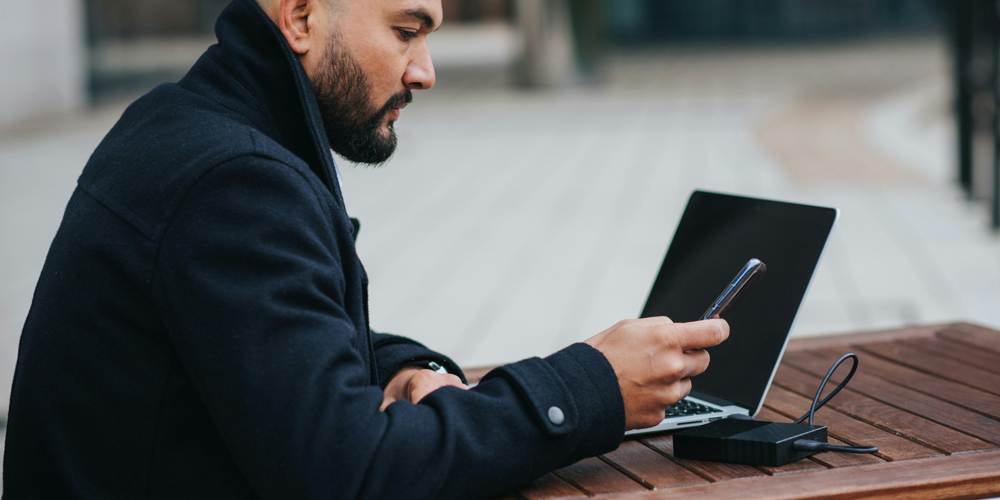 Ładowanie smartfona i laptopa z powerbanka