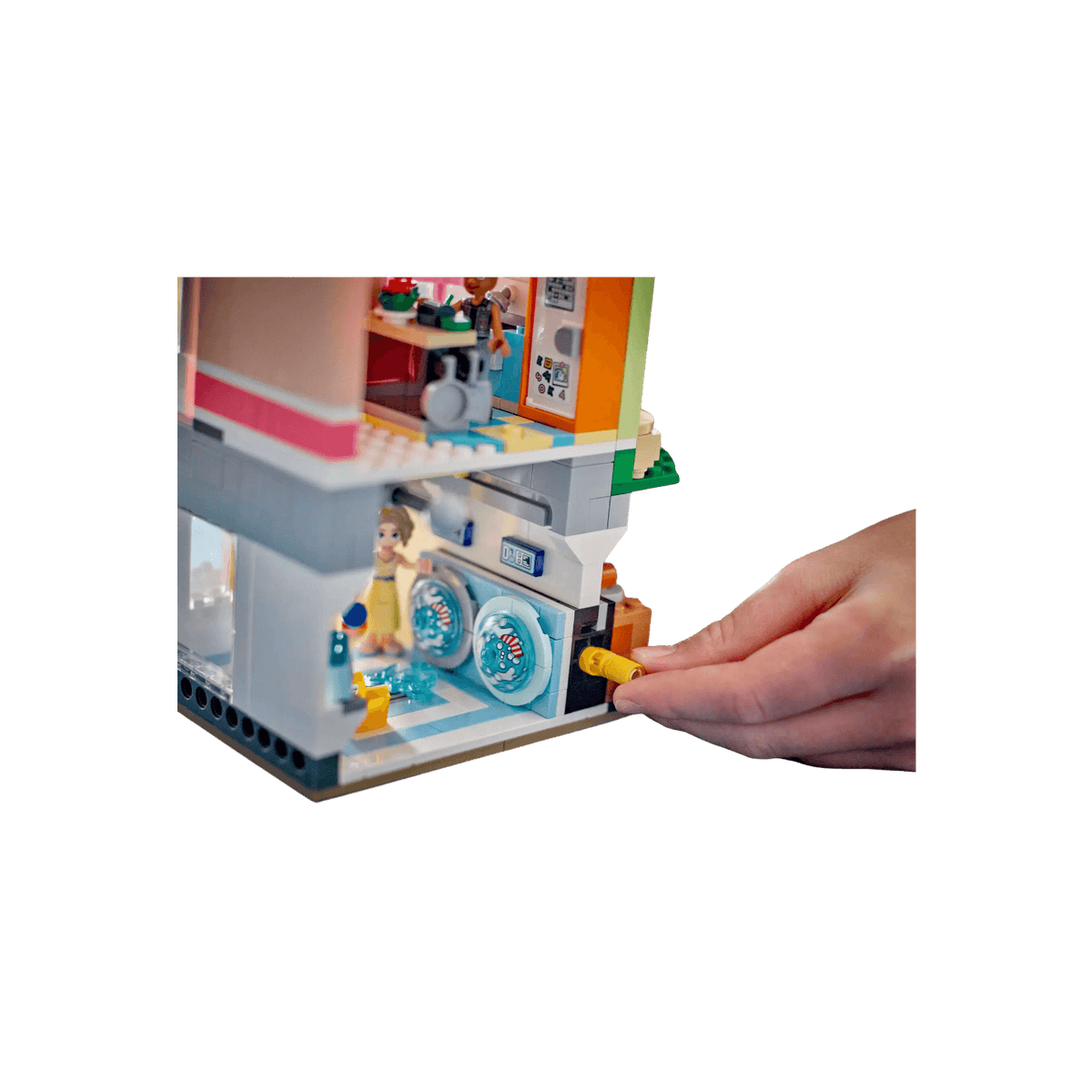 LEGO Friends Zestaw Mieszkania i sklepy w mieście Heartlake 42670.