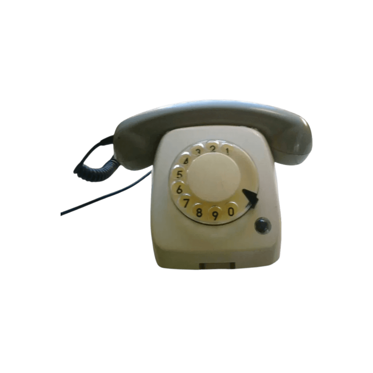 Telefon stacjonarny z obrotową tarczą.